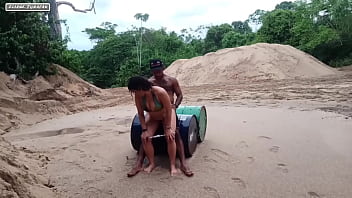 Menina chupando pau e fez sexo sensual na natureza num dia de chuva cavala saiu pelada no mato e encontro um cara pelado pra lasca sua buceta apertada