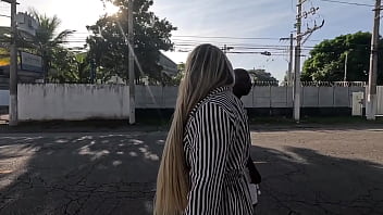 Não aguentamos e fodemos na rua mesmo depois levei pro abatedouro a puta levou na buceta e muita pica no cu até eu gozar dentro sem camisinha