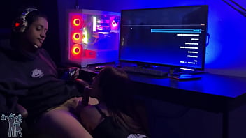 Mujer quiere que su marido use su gran polla para follarla pero él solo quiere jugar así que ella empieza sin él