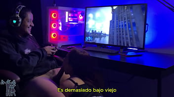 Mujer quiere que su marido use su gran polla para follarla pero él solo quiere jugar así que ella empieza sin él