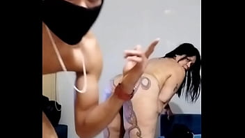 Me trago una polla grande y gruesa y me la meto yo solita por el culo mientras me dan tussi luego de tener un tras camara con el maniático anal europan latina y colombia en combinación vene