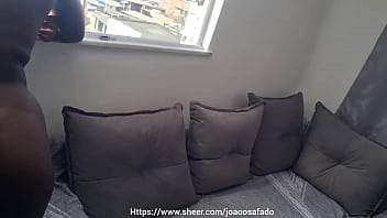 Vizinha olhando a vista da favela pelada no sofá ela sentou ate tirar porra da pica com a buceta joao o safado
