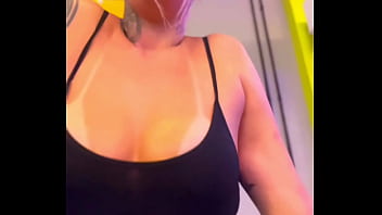 Antes de ir pra academia louca d tesão pro meu marido me comer ele nada fiquei com um tesão insuportável na academia chega escorreu nas pernas a porra