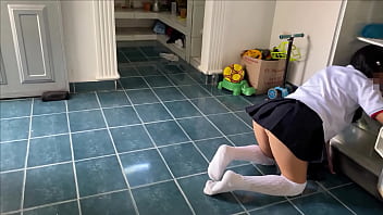El peervertido cochino de mi padrastro me sorprende a cuatro patas en la cocina y la clava su verga directo en mi coño hasta cubrirme de semen