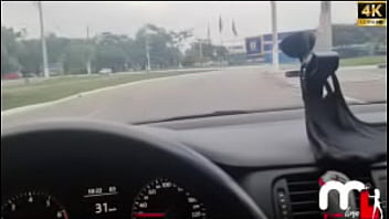 Casada safada fez o corno parar o carro para pegar o negão roludo bbc na rodoviaria e o corno filmou tudo completo no red