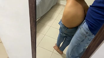 Chica cogiendose a su novio con sus jeans puestos