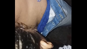 Mamou encostada no carro na rua e o dono do carro chega e apertou o alarme