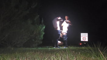 Conheci dois fãns na balada fiquei molhadinha e deixei eles me foder no meio da rua ao ar livre sem cortes