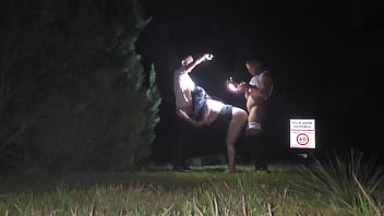 Conheci dois fãns na balada fiquei molhadinha e deixei eles me foder no meio da rua ao ar livre sem cortes