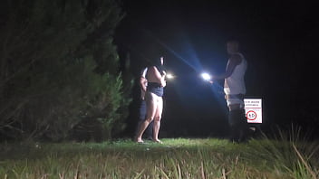 Conheci dois fãns na balada fiquei molhadinha e deixei eles me foder no meio da rua ao ar livre sem cortes
