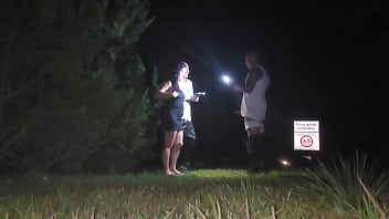 Conheci dois fãns na balada fiquei molhadinha e deixei eles me foder no meio da rua ao ar livre sem cortes
