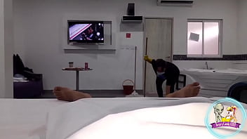 Aseadora arrecha deja de limpiar para que la cojan mientras trabaja