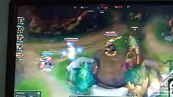 Lol brande tacando fogo nas novinha