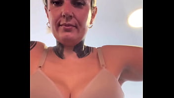 Influencie famosa não percebe que foi treinar de sutiã na academia os marombas passava e ficava olhando ela toda molhadinha que escorria pelas pernas até a buceta molhar