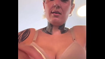 Influencie famosa não percebe que foi treinar de sutiã na academia os marombas passava e ficava olhando ela toda molhadinha que escorria pelas pernas até a buceta molhar
