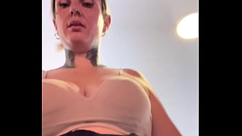 Influencie famosa não percebe que foi treinar de sutiã na academia os marombas passava e ficava olhando ela toda molhadinha que escorria pelas pernas até a buceta molhar