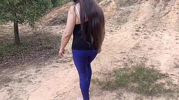 Madrastra amateur en el bosque con su hijastro se exhibe y se deja tocar las tetas el culo y su enorme cameltoe desi bhabhi