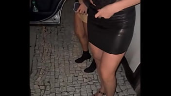 Estavamos nos preparando para aprontar o corno não perdeu a chance de pegar o celular e mostrar os detalhes dessa noite