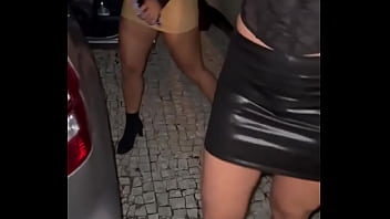 Estavamos nos preparando para aprontar o corno não perdeu a chance de pegar o celular e mostrar os detalhes dessa noite