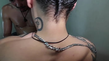 Depois do rodeios as meninas pediram pros amigos foderem o cuzinho das duas juntas e mijada na boca
