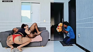 Meu namorado bobo me trouxe um presente romantico e mim encontrou fodendo seu irmao no dia dos namorados eu prefiro um pau grande no cu