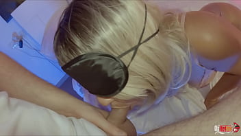 I put a mask on my stepmother's eyes so that she wouldn't understand that i fucked her mouth pussy and came in her ass