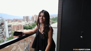 Joven 18 años mia wright hace casting y termina rebotando y saboreando la dulce y grande polla