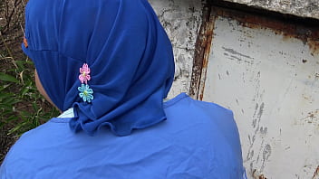 Beurette algérienne séduit son beau-fils avec sa chatte poilue pendant que son mari est au travail