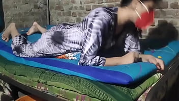 गांव घर में अकेली लड़की ने अपनी चूत को खटिये से रगड़ कर लिया चुदाई का मजा देसी वायरल एमएमएस