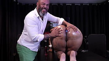 Mama senta ou passa os homens que ela definiu mediu a bunda da morena gostosa e precisa fazer terapia porquê - marcelly melo watch sheer red