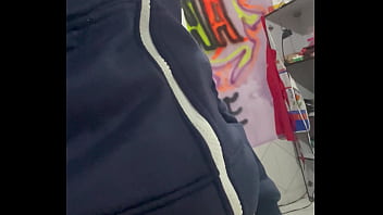 Mulher vai lavar roupa e com muito tesão na termina da máquina de lavar se masturbando e gozando muito