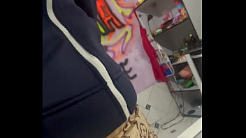 Mulher vai lavar roupa e com muito tesão na termina da máquina de lavar se masturbando e gozando muito