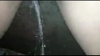 Novinha mijou no chão do banheiro