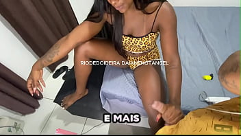 Esposa de corno se masturba conversando com outros machos na internet enquanto toca punheta para seu corno