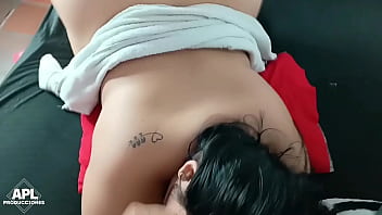 Mi compañera de cuarto siempre que sale de darse un baño se queda desnueda en cama para que yo al pasar entre y me la folle - parte 2