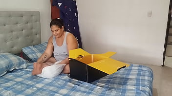 Padrastro folla a su hijastra con su muñeca mrlsexdoll y termina follándola y corriéndose dentro de ella y haciéndola gritar de placer