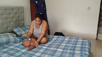 Padrastro folla a su hijastra con su muñeca mrlsexdoll y termina follándola y corriéndose dentro de ella y haciéndola gritar de placer