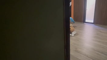 Pervertido caliente sorprende a nalgona con uniforme escolar es follandose el culo y se masturba hasta terminar con una enorme corrida en el suelo