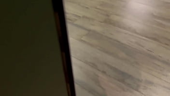 Pervertido caliente sorprende a nalgona con uniforme escolar es follandose el culo y se masturba hasta terminar con una enorme corrida en el suelo