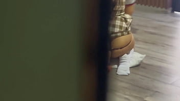 Pervertido caliente sorprende a nalgona con uniforme escolar es follandose el culo y se masturba hasta terminar con una enorme corrida en el suelo