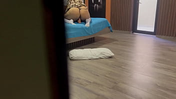 Pervertido caliente sorprende a nalgona con uniforme escolar es follandose el culo y se masturba hasta terminar con una enorme corrida en el suelo