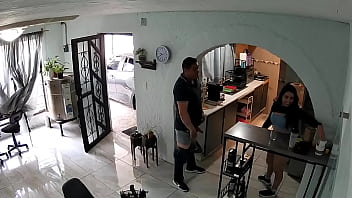 Un contratista fue a hacer tranbajos a mi casa y me puse coqueta con el para pagarle con mi cuerpo y pasarla rico