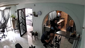 Un contratista fue a hacer tranbajos a mi casa y me puse coqueta con el para pagarle con mi cuerpo y pasarla rico
