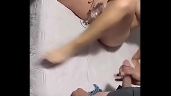 Invito a dos de mis suscriptores a jalarsela para mi mientras estoy desnuda y que me dejen su lechita en una copa