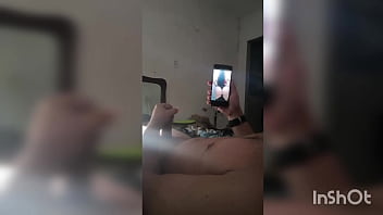 Provoquei com vídeo quente meu meio-irmao e vi ele tocando uma punheta pra mim sou muito safada ainda vou dar pra ele
