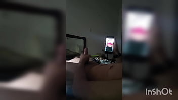 Provoquei com vídeo quente meu meio-irmao e vi ele tocando uma punheta pra mim sou muito safada ainda vou dar pra ele