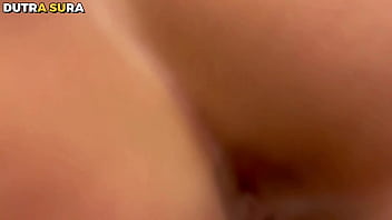 Traindo a confiança da minha amiga corna - minha amiga estava na balada enquanto eu passei na casa dela chegando o marido estava no sofá eu puta como sou ja cheguei pelada pra ser fodida prévia