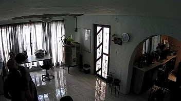 Uno de mis exprofesores de escuela me sedujo en una reunion y terminamos con una ida a coger con este viejito dandonos primero un faje en la sala
