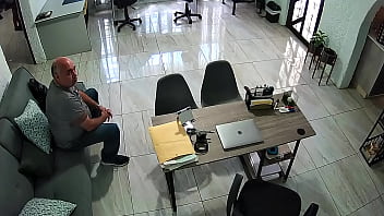 Uno de mis exprofesores de escuela me sedujo en una reunion y terminamos con una ida a coger con este viejito dandonos primero un faje en la sala