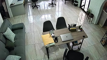 Uno de mis exprofesores de escuela me sedujo en una reunion y terminamos con una ida a coger con este viejito dandonos primero un faje en la sala